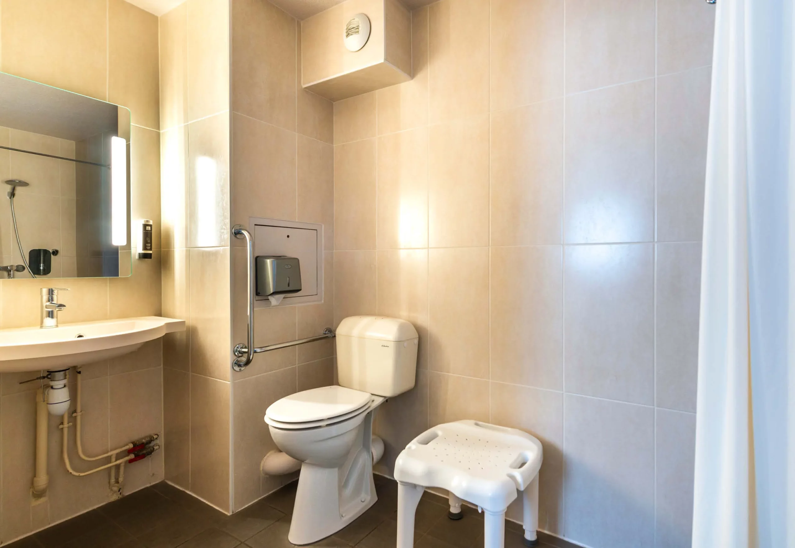 Hotel nantes la chapelle 4151 accessible bathroom.d1187c1e