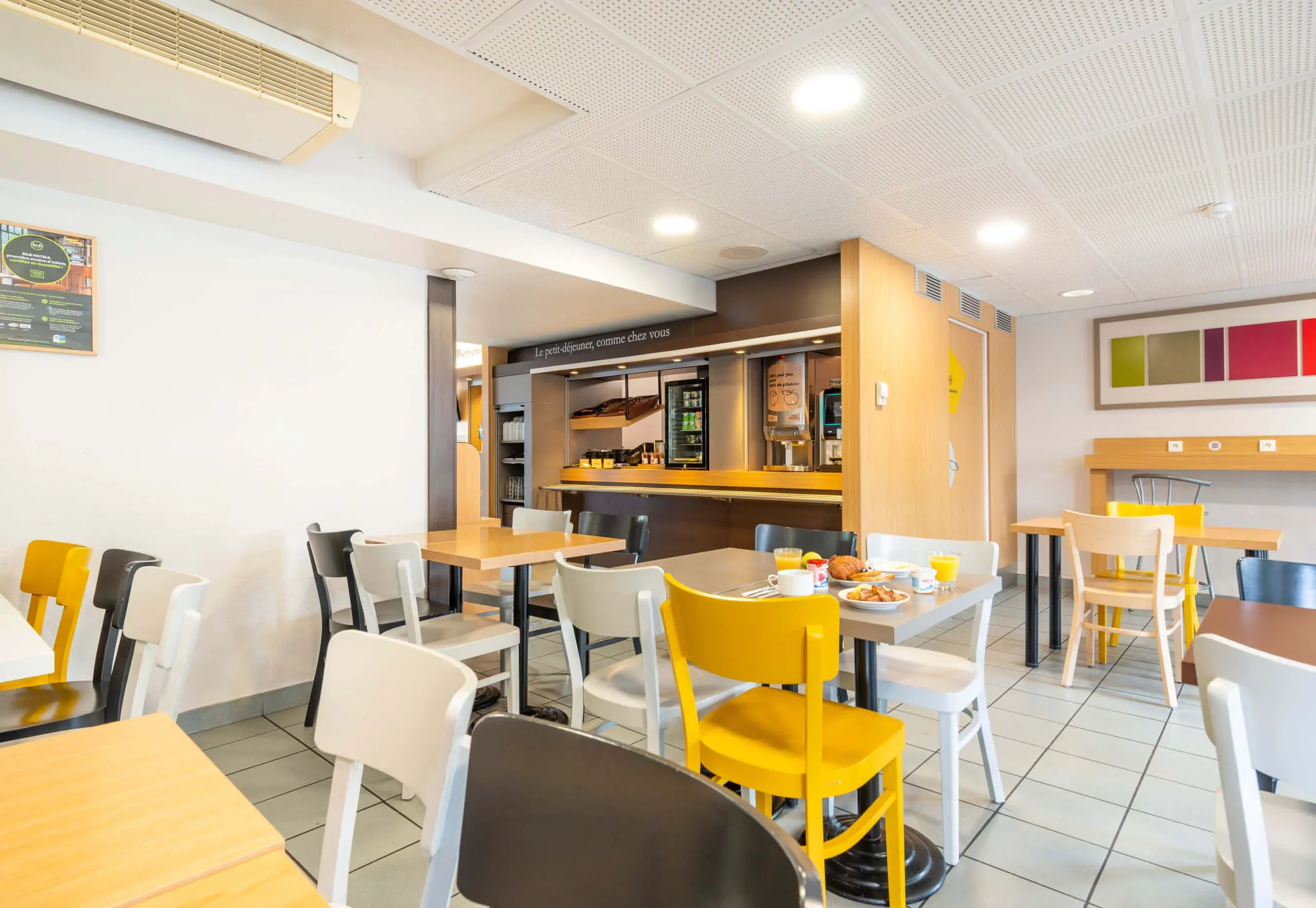 Hotel nantes la chapelle 4151 breakfast room.390ca392