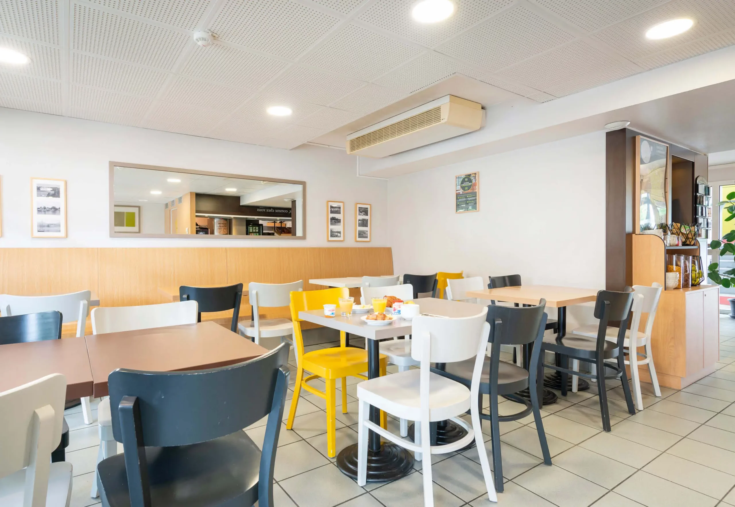 Hotel nantes la chapelle 4151 breakfast room 3.97b315b7