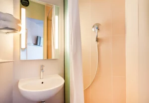 Hotel nantes reze 4342 accessible bathroom.b0431d83