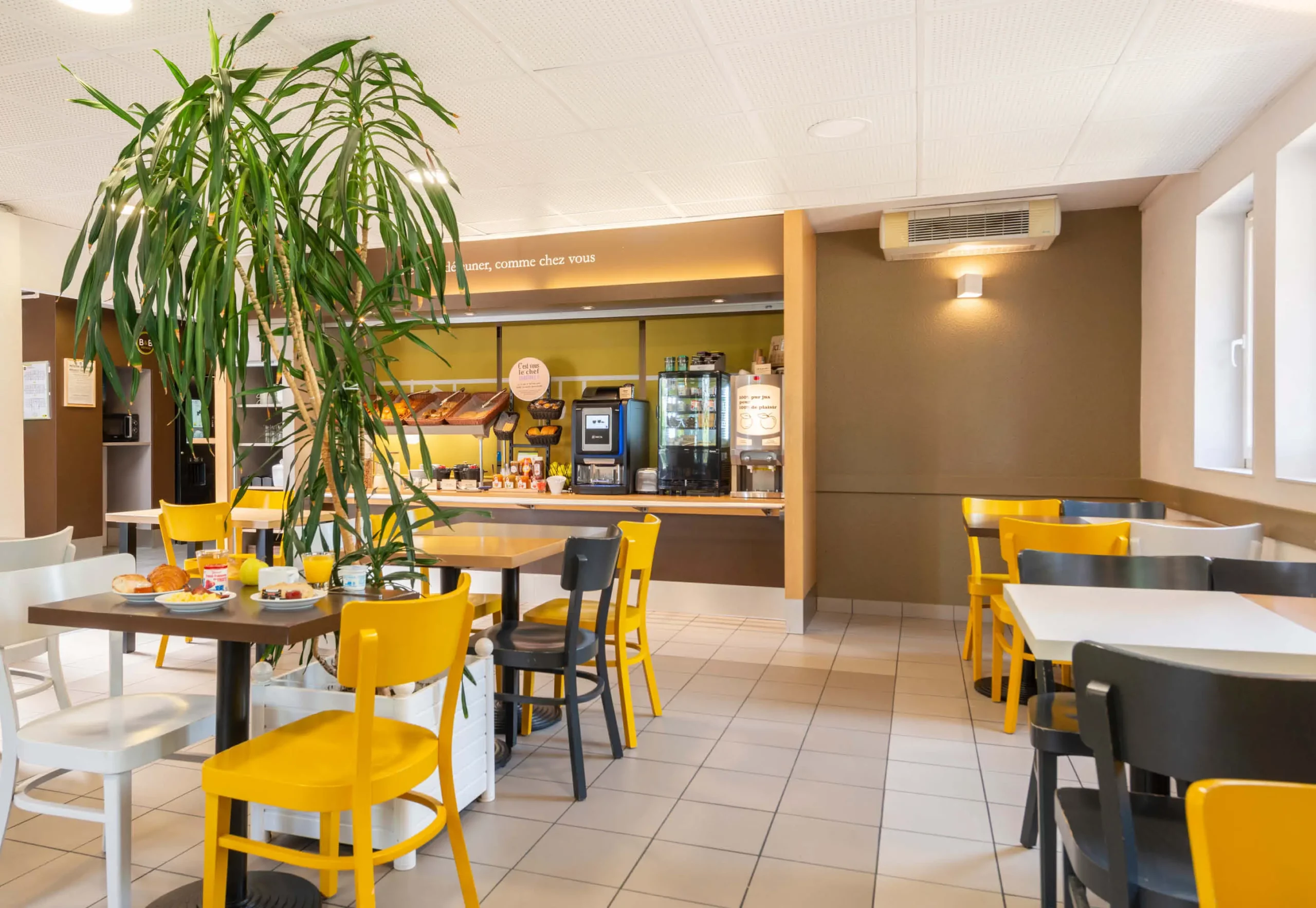 Hotel nantes reze 4342 breakfast room.1444ff16